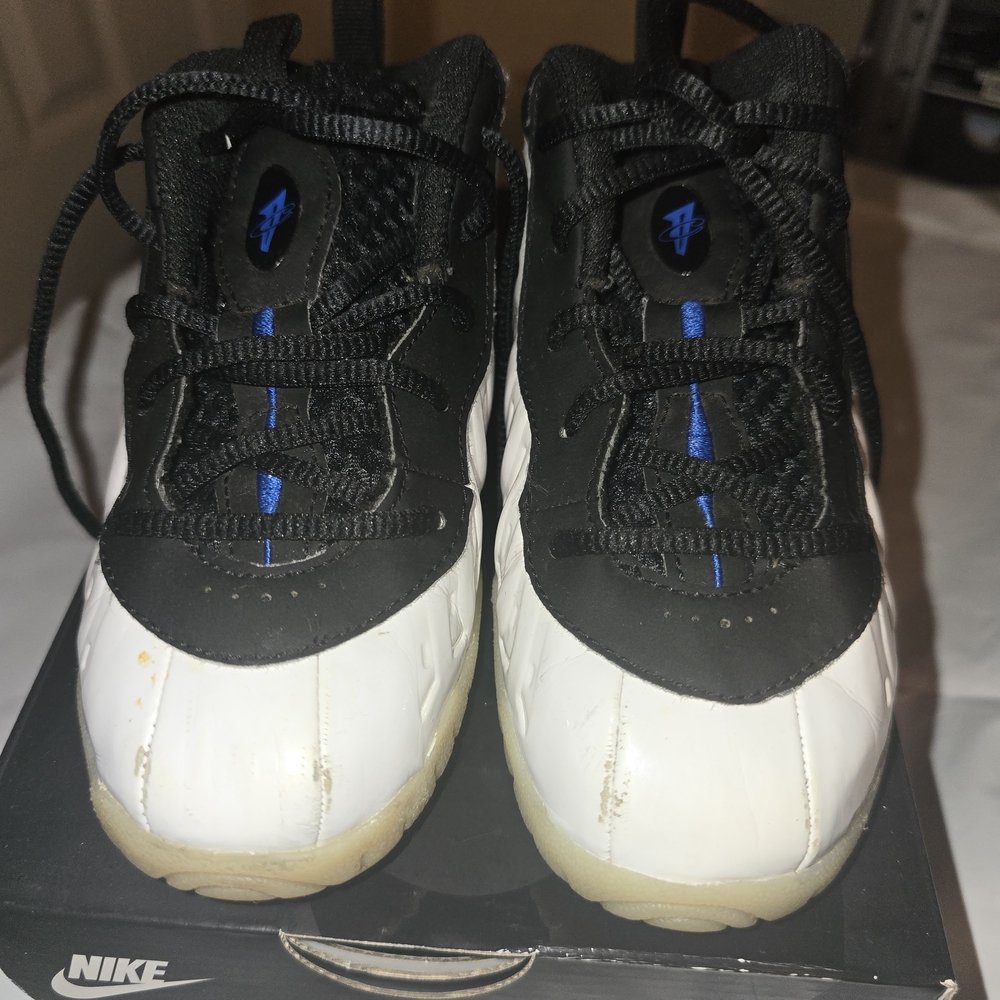 Nike Kids Black and White Sneakers with Blue Accents